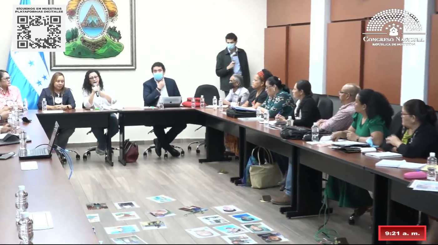 Integrantes del Foro por los Desaparecidos y representantes de la Cruz Roja Internacional